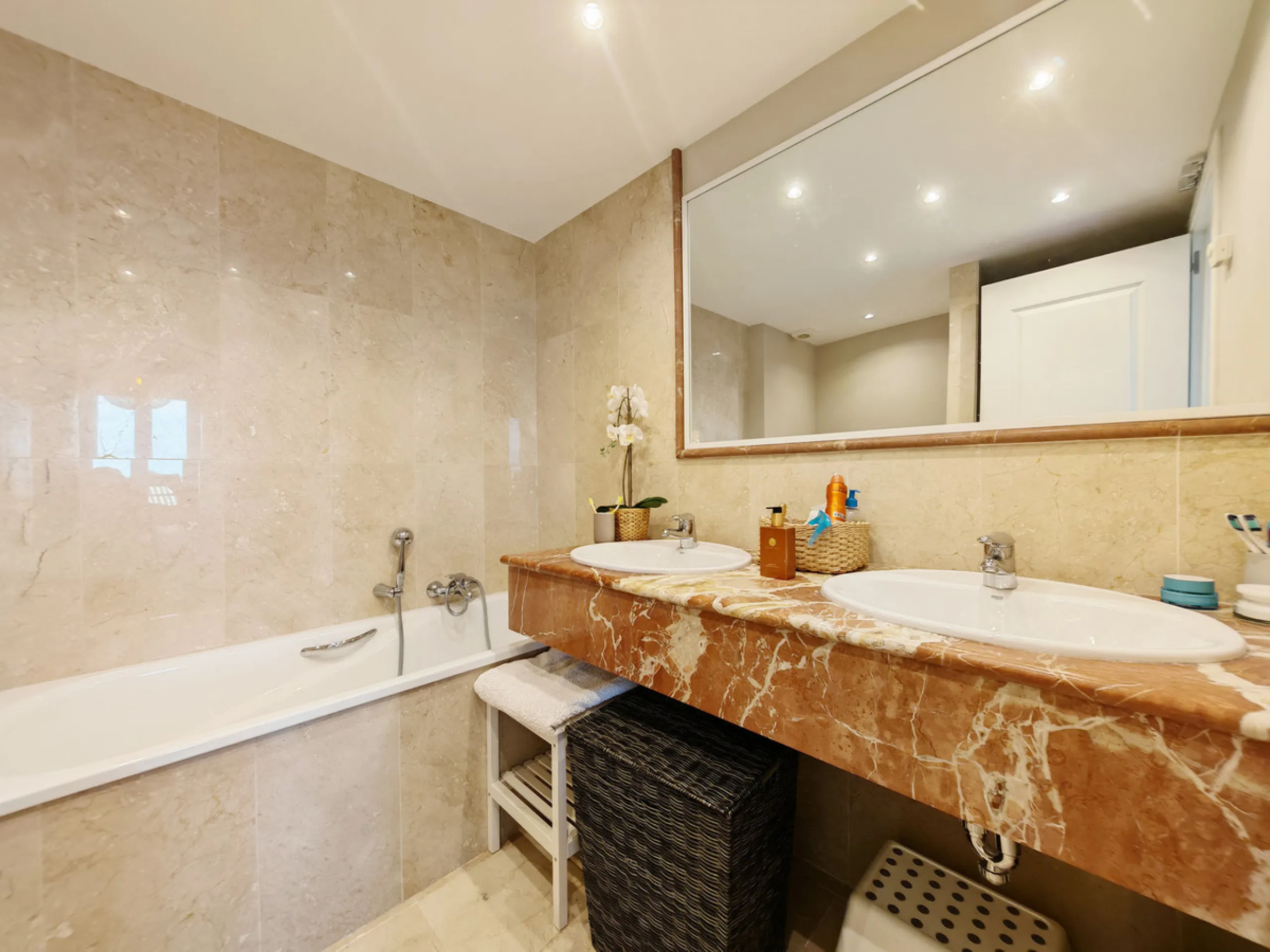 Ground Floor Apartment for sale in , Mijas Costa with 3 bedrooms, 2 bathrooms, 1 on suite bathroom and 1 toilet, with communal swimming pool and private garage (1 parking spaces). Regarding property dimensions, it has 109.7 m² built and 42.19 m² terrace. 