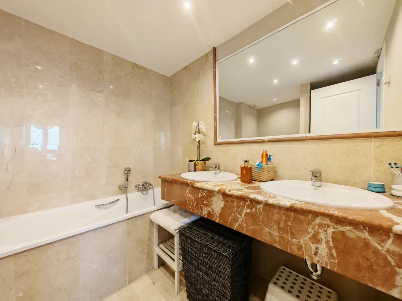 Ground Floor Apartment for sale in , Mijas Costa with 3 bedrooms, 2 bathrooms, 1 on suite bathroom and 1 toilet, with communal swimming pool and private garage (1 parking spaces). Regarding property dimensions, it has 109.7 m² built and 42.19 m² terrace. 