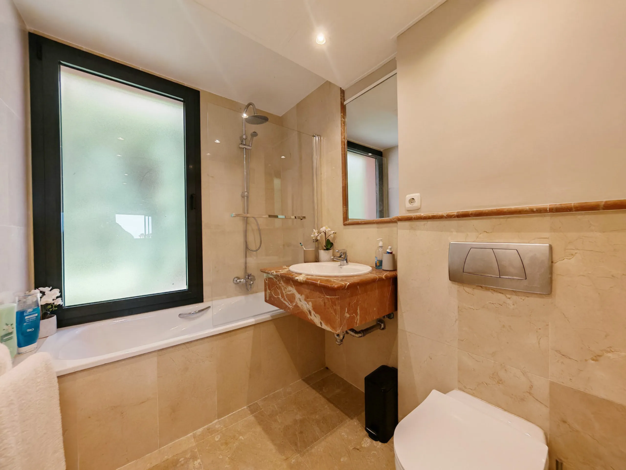 Ground Floor Apartment for sale in , Mijas Costa with 3 bedrooms, 2 bathrooms, 1 on suite bathroom and 1 toilet, with communal swimming pool and private garage (1 parking spaces). Regarding property dimensions, it has 109.7 m² built and 42.19 m² terrace. 