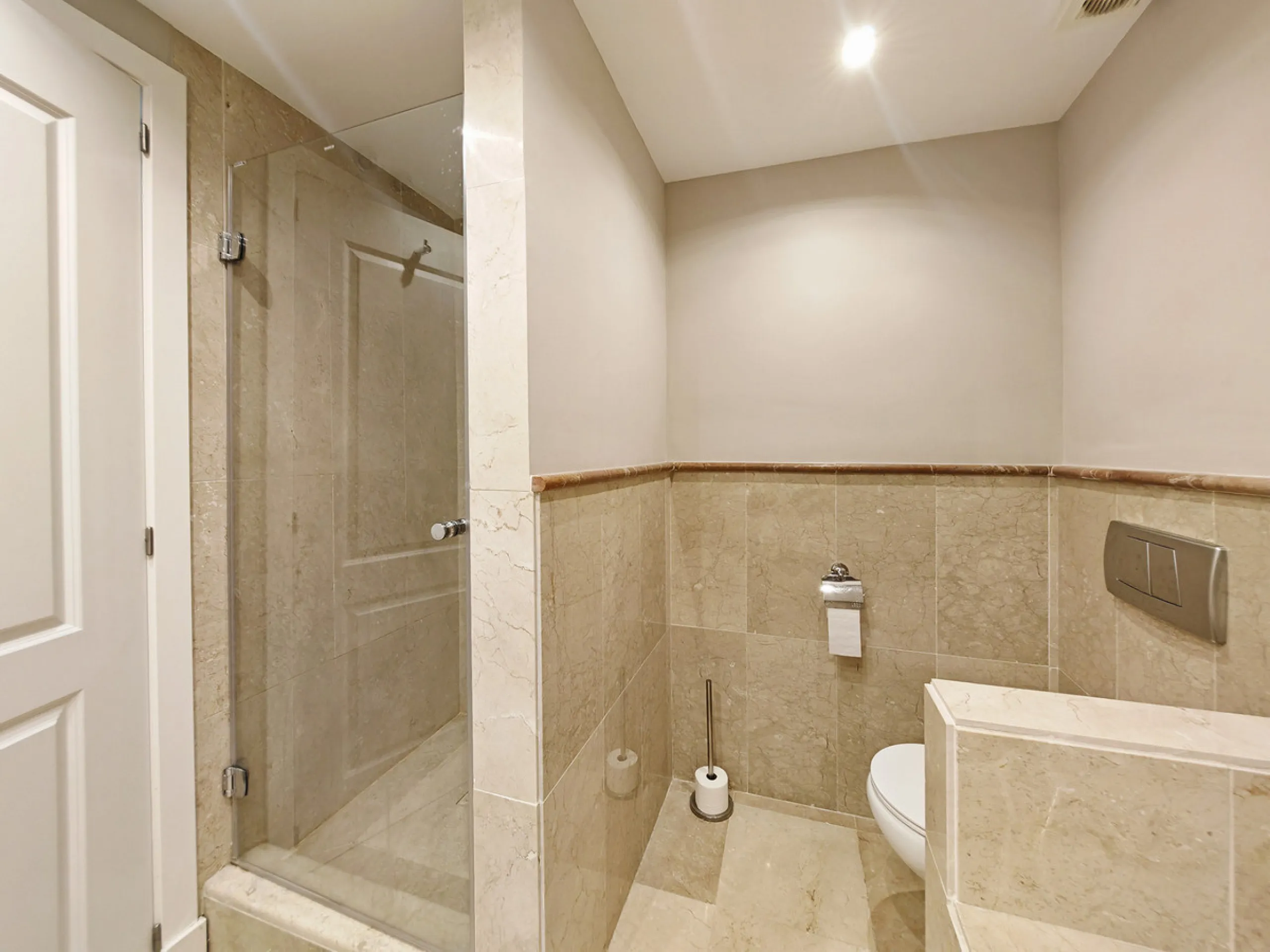 Ground Floor Apartment for sale in , Mijas Costa with 3 bedrooms, 2 bathrooms, 1 on suite bathroom and 1 toilet, with communal swimming pool and private garage (1 parking spaces). Regarding property dimensions, it has 109.7 m² built and 42.19 m² terrace. 