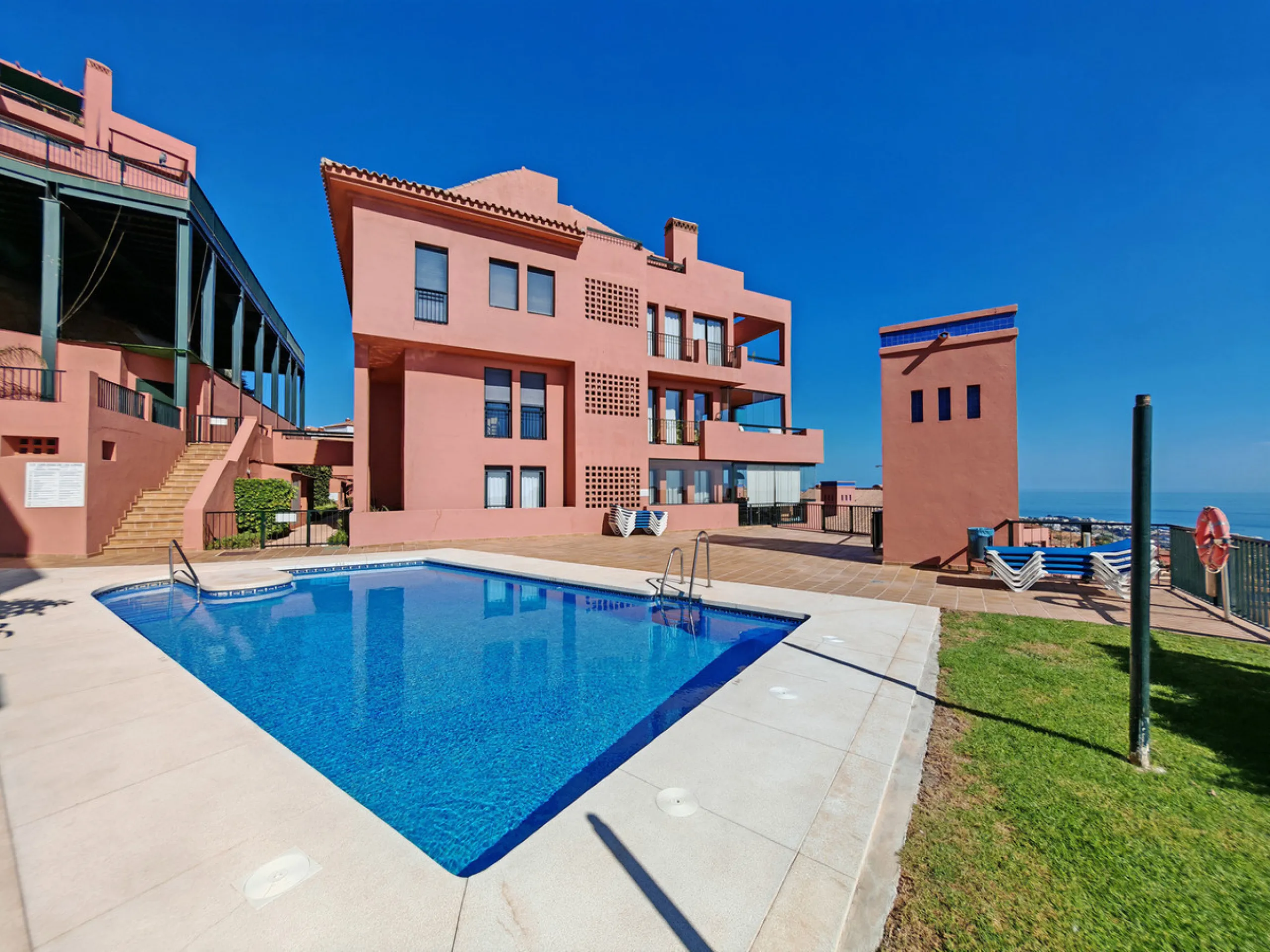 Ground Floor Apartment for sale in , Mijas Costa with 3 bedrooms, 2 bathrooms, 1 on suite bathroom and 1 toilet, with communal swimming pool and private garage (1 parking spaces). Regarding property dimensions, it has 109.7 m² built and 42.19 m² terrace. 