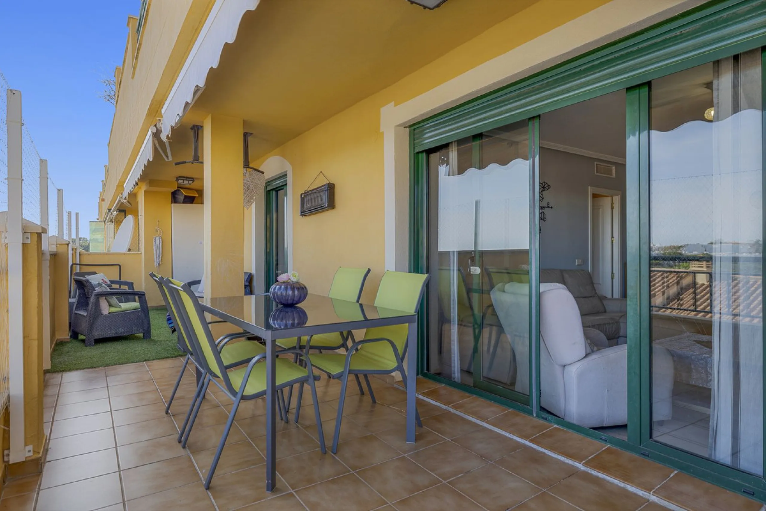 PANORAMIC SEA & GOLF VIEWS: Stunning fully reformed 2-bedroom apartment with a spacious terrace in the sought-after Las Adelfas, Torrequebrada.