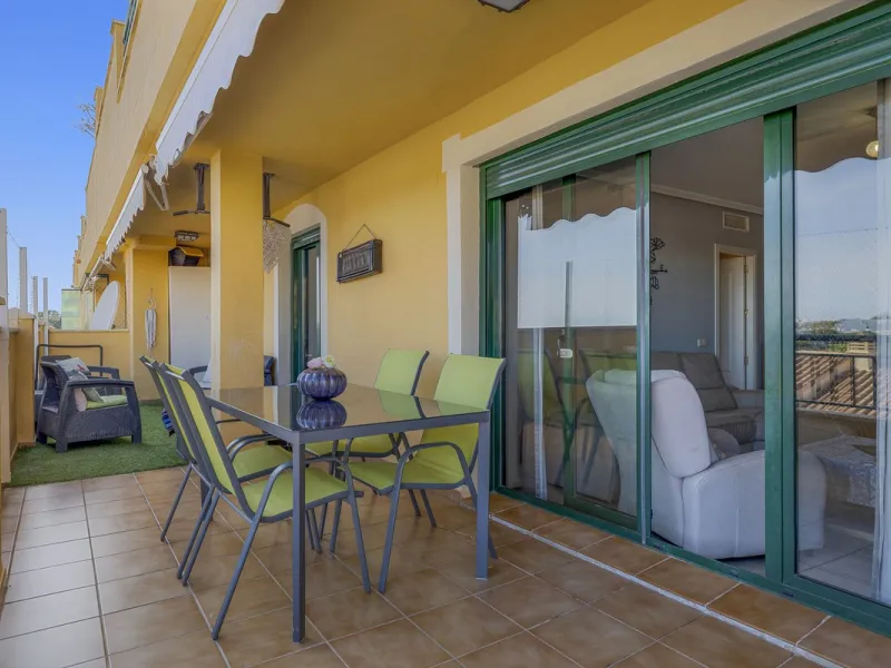 PANORAMIC SEA & GOLF VIEWS: Stunning fully reformed 2-bedroom apartment with a spacious terrace in the sought-after Las Adelfas, Torrequebrada.