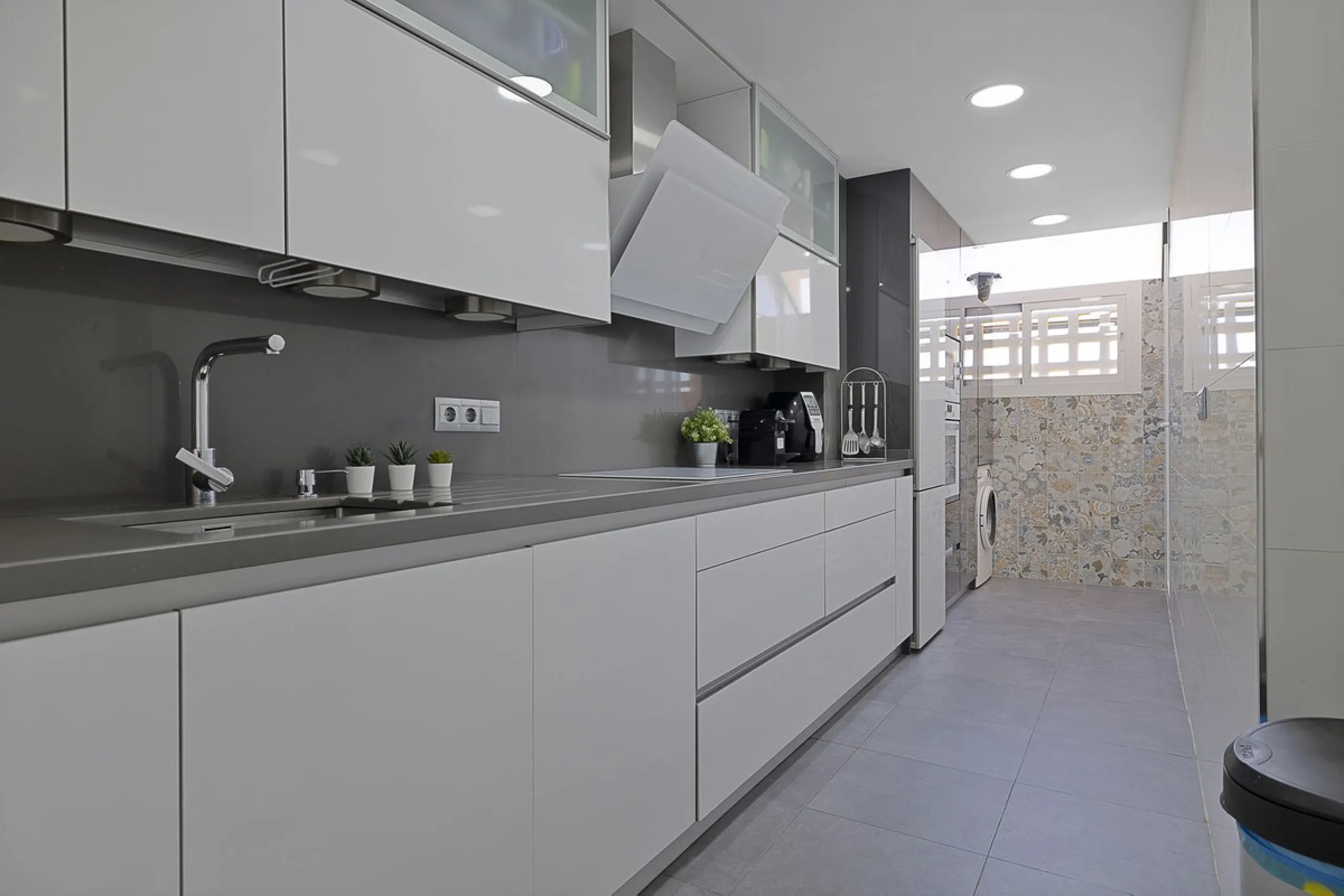 PANORAMIC SEA & GOLF VIEWS: Stunning fully reformed 2-bedroom apartment with a spacious terrace in the sought-after Las Adelfas, Torrequebrada.