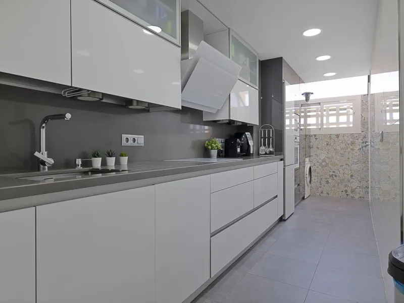 PANORAMIC SEA & GOLF VIEWS: Stunning fully reformed 2-bedroom apartment with a spacious terrace in the sought-after Las Adelfas, Torrequebrada.