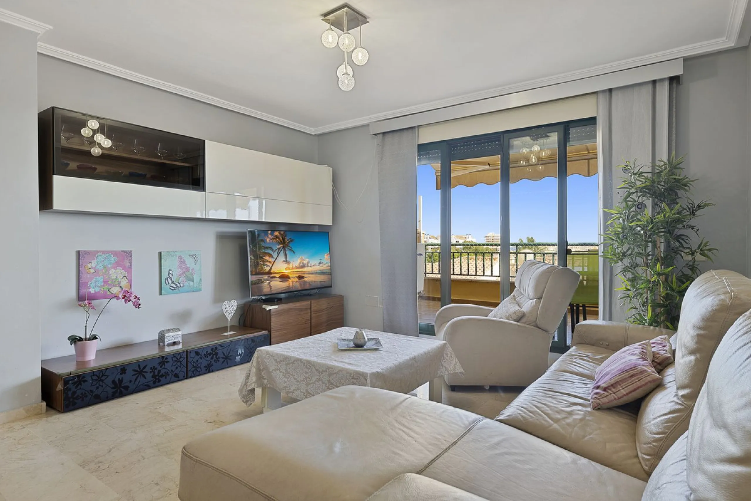 PANORAMIC SEA & GOLF VIEWS: Stunning fully reformed 2-bedroom apartment with a spacious terrace in the sought-after Las Adelfas, Torrequebrada.