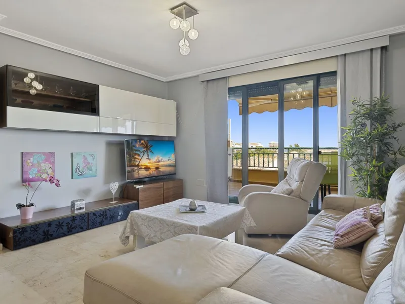 PANORAMIC SEA & GOLF VIEWS: Stunning fully reformed 2-bedroom apartment with a spacious terrace in the sought-after Las Adelfas, Torrequebrada.
