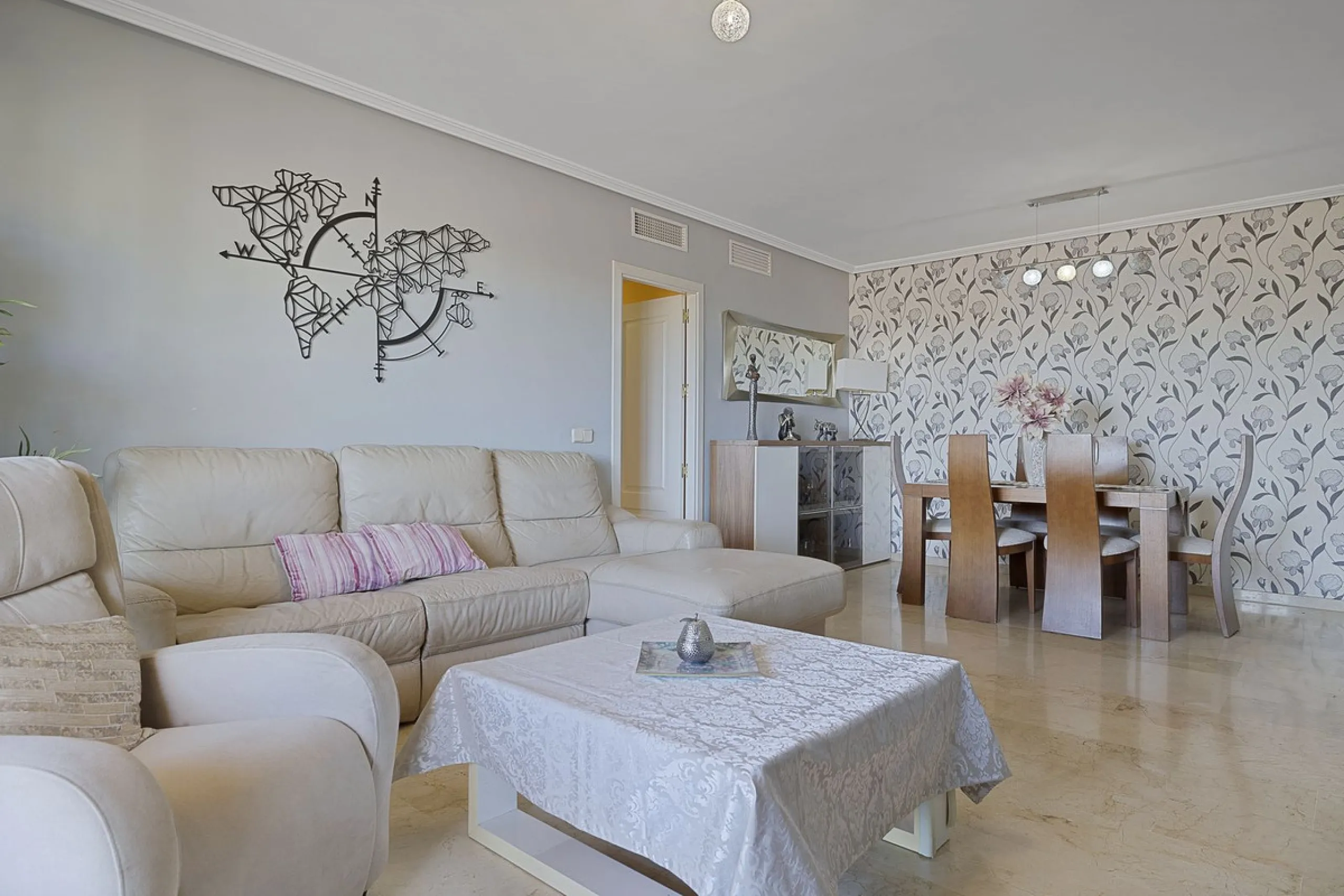 PANORAMIC SEA & GOLF VIEWS: Stunning fully reformed 2-bedroom apartment with a spacious terrace in the sought-after Las Adelfas, Torrequebrada.