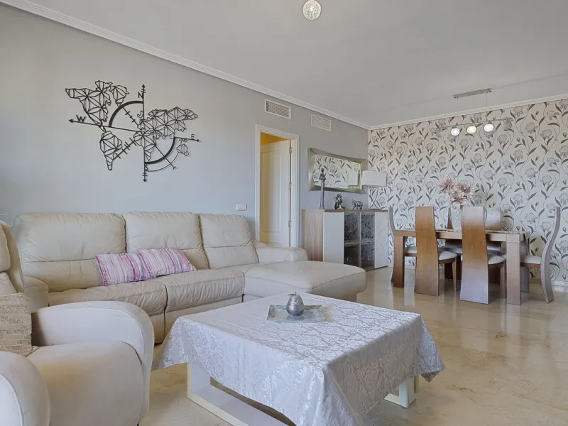 PANORAMIC SEA & GOLF VIEWS: Stunning fully reformed 2-bedroom apartment with a spacious terrace in the sought-after Las Adelfas, Torrequebrada.