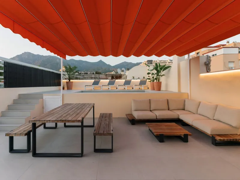 In the middle of Marbella's vibrant centre, just a few steps from the beach promenade, you'll find this stunning penthouse where calm and comfort take over the moment you step inside. This fully refurbished 3-bedroom penthouse blends contemporary style wi