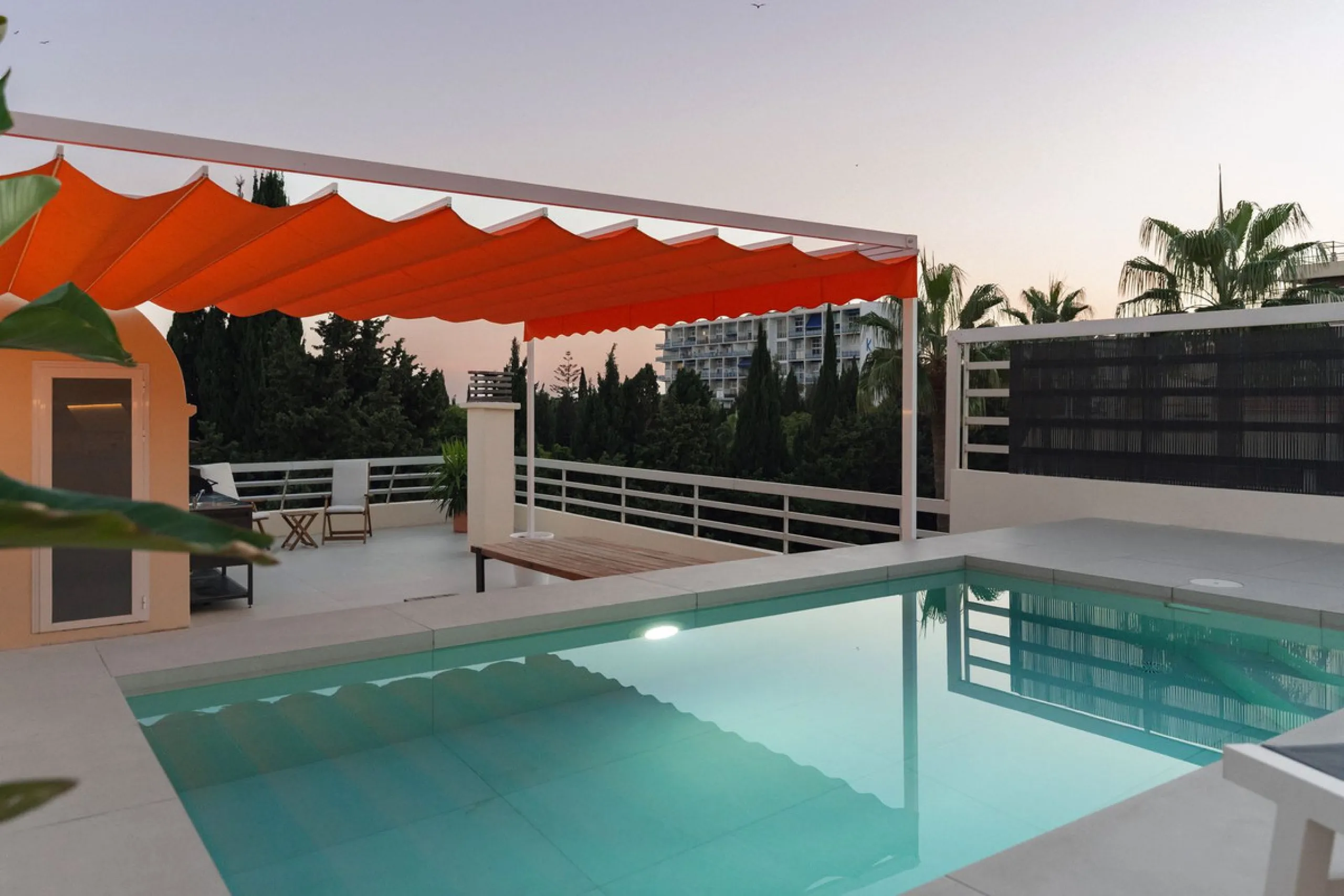 In the middle of Marbella's vibrant centre, just a few steps from the beach promenade, you'll find this stunning penthouse where calm and comfort take over the moment you step inside. This fully refurbished 3-bedroom penthouse blends contemporary style wi