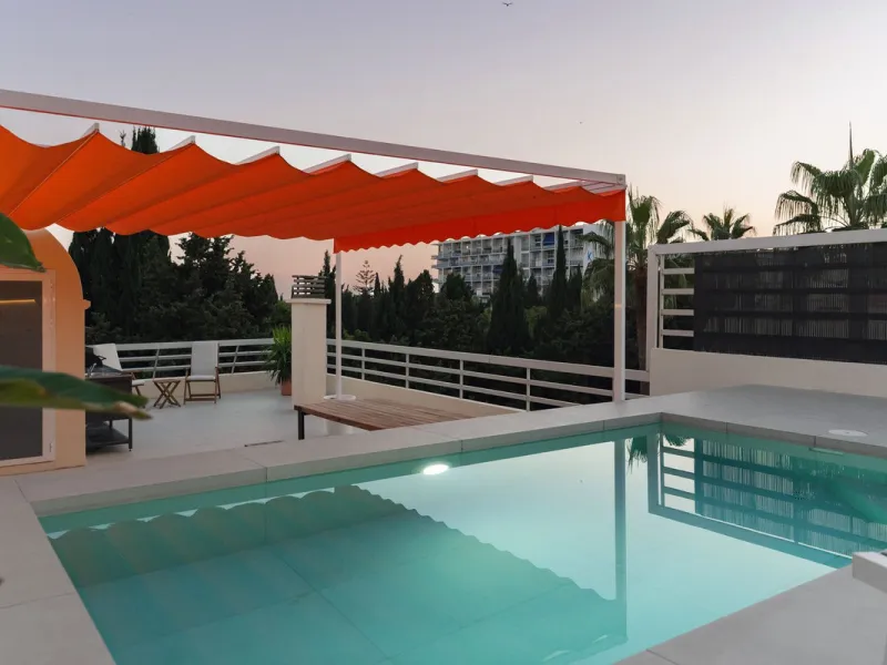 In the middle of Marbella's vibrant centre, just a few steps from the beach promenade, you'll find this stunning penthouse where calm and comfort take over the moment you step inside. This fully refurbished 3-bedroom penthouse blends contemporary style wi