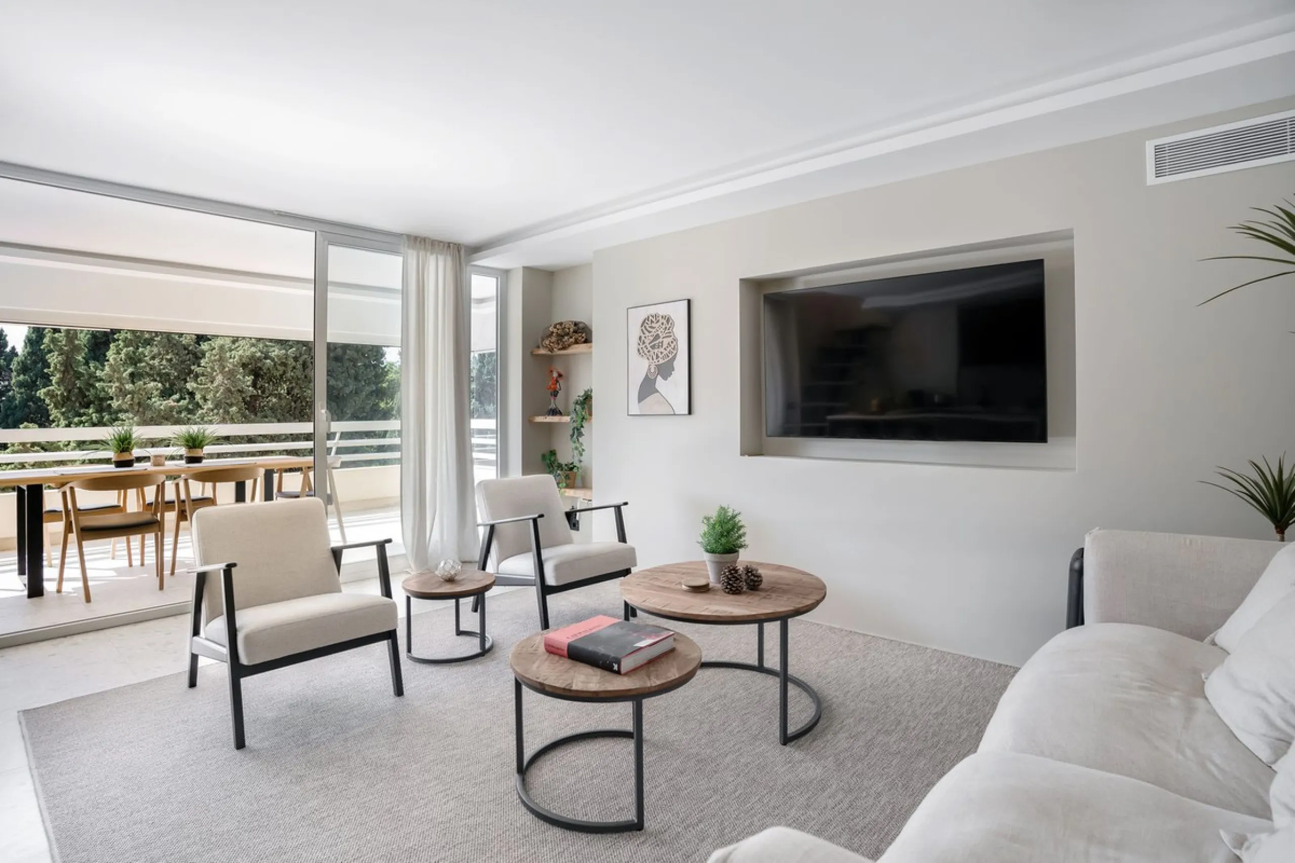 In the middle of Marbella's vibrant centre, just a few steps from the beach promenade, you'll find this stunning penthouse where calm and comfort take over the moment you step inside. This fully refurbished 3-bedroom penthouse blends contemporary style wi
