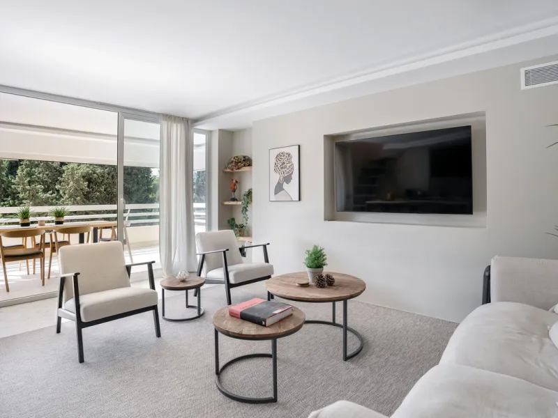 In the middle of Marbella's vibrant centre, just a few steps from the beach promenade, you'll find this stunning penthouse where calm and comfort take over the moment you step inside. This fully refurbished 3-bedroom penthouse blends contemporary style wi