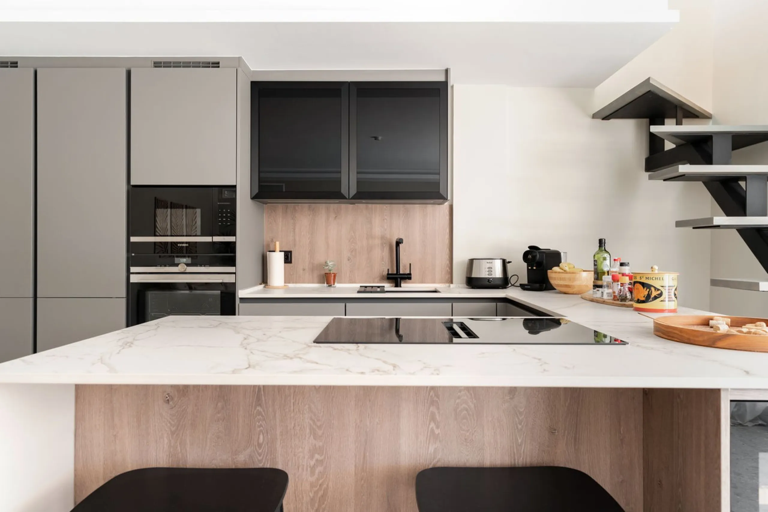 In the middle of Marbella's vibrant centre, just a few steps from the beach promenade, you'll find this stunning penthouse where calm and comfort take over the moment you step inside. This fully refurbished 3-bedroom penthouse blends contemporary style wi