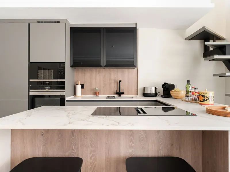 In the middle of Marbella's vibrant centre, just a few steps from the beach promenade, you'll find this stunning penthouse where calm and comfort take over the moment you step inside. This fully refurbished 3-bedroom penthouse blends contemporary style wi