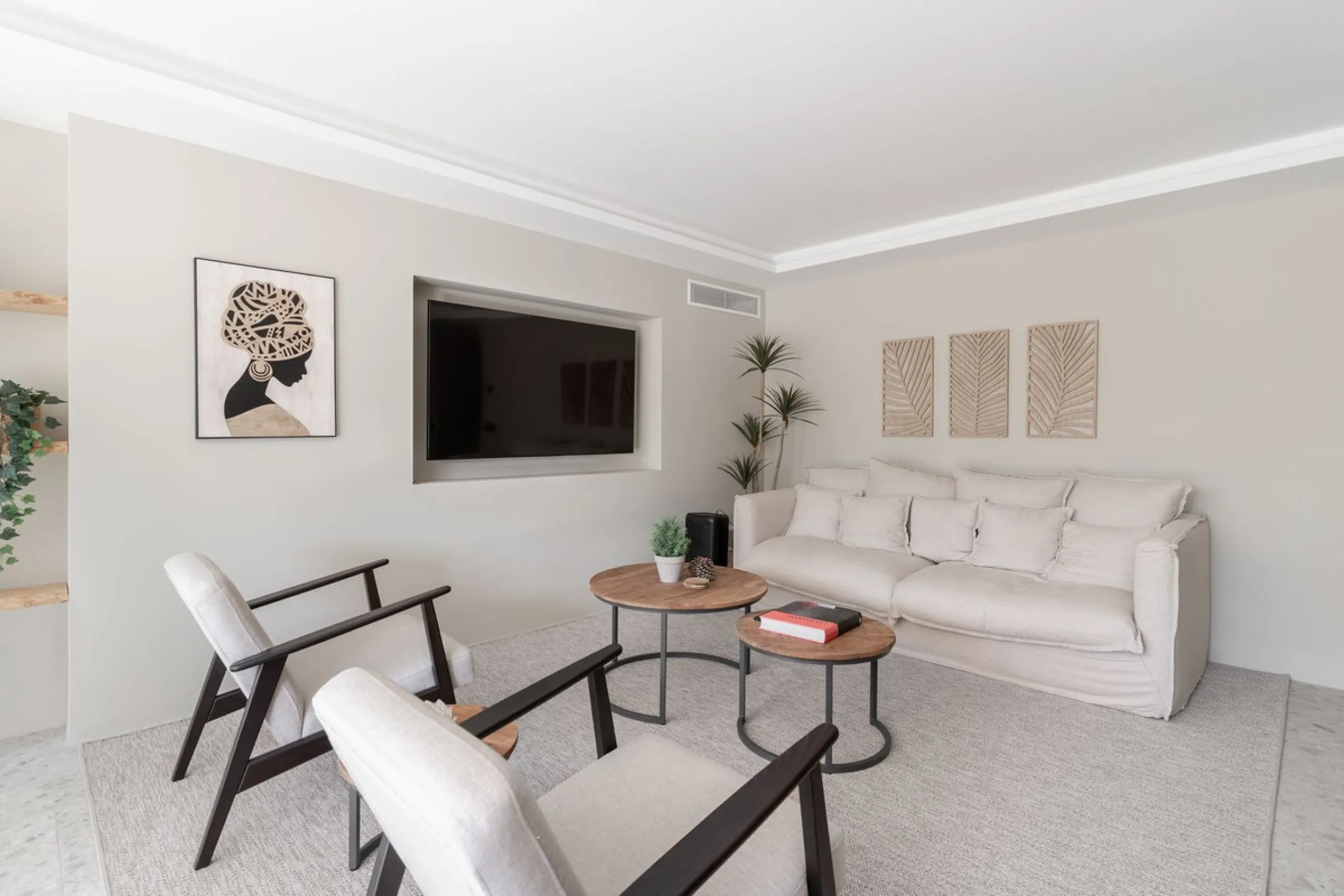 In the middle of Marbella's vibrant centre, just a few steps from the beach promenade, you'll find this stunning penthouse where calm and comfort take over the moment you step inside. This fully refurbished 3-bedroom penthouse blends contemporary style wi