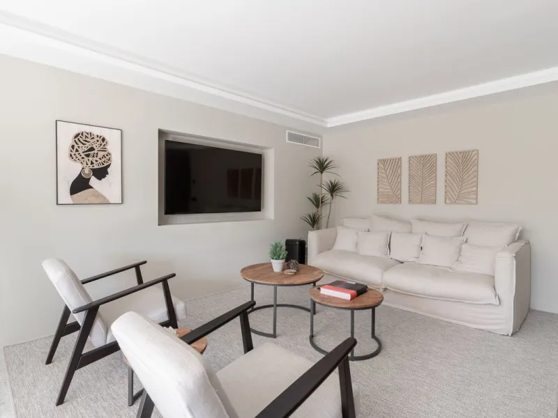 In the middle of Marbella's vibrant centre, just a few steps from the beach promenade, you'll find this stunning penthouse where calm and comfort take over the moment you step inside. This fully refurbished 3-bedroom penthouse blends contemporary style wi