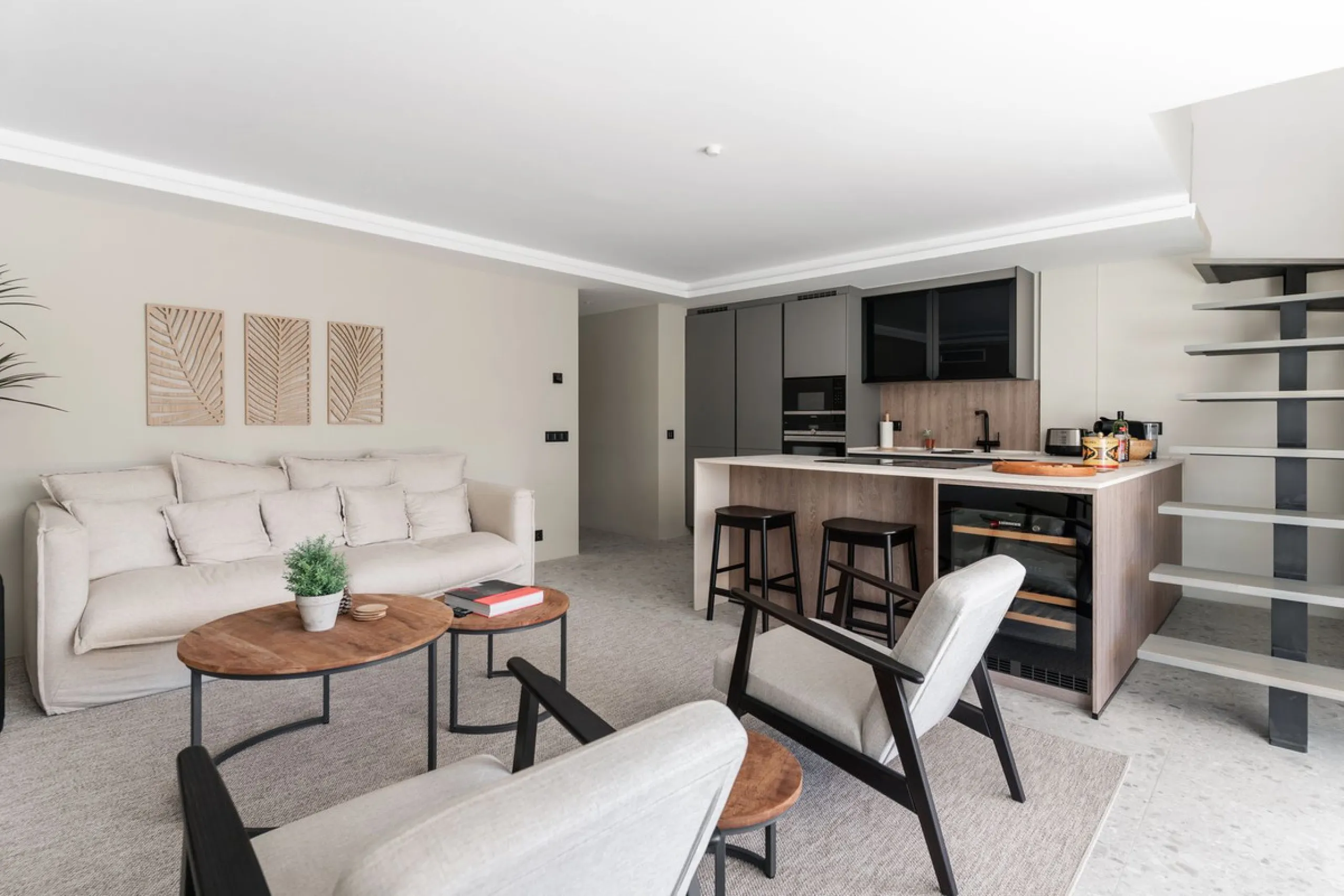 In the middle of Marbella's vibrant centre, just a few steps from the beach promenade, you'll find this stunning penthouse where calm and comfort take over the moment you step inside. This fully refurbished 3-bedroom penthouse blends contemporary style wi