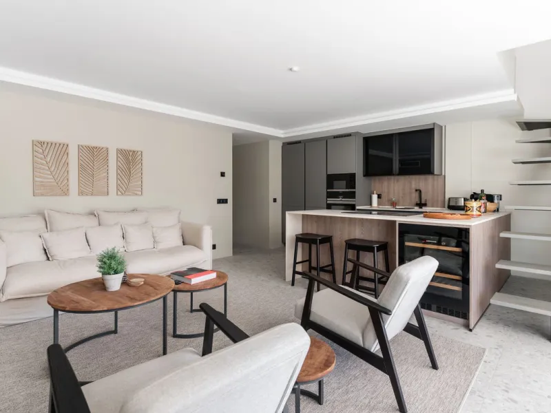 In the middle of Marbella's vibrant centre, just a few steps from the beach promenade, you'll find this stunning penthouse where calm and comfort take over the moment you step inside. This fully refurbished 3-bedroom penthouse blends contemporary style wi