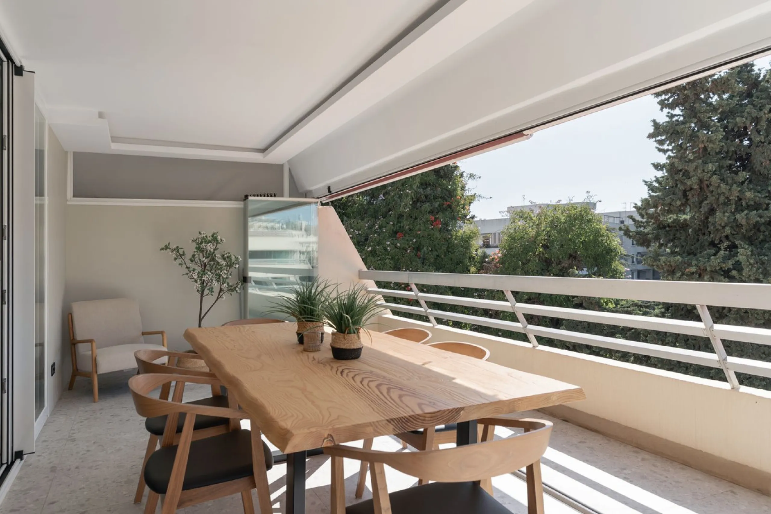 In the middle of Marbella's vibrant centre, just a few steps from the beach promenade, you'll find this stunning penthouse where calm and comfort take over the moment you step inside. This fully refurbished 3-bedroom penthouse blends contemporary style wi