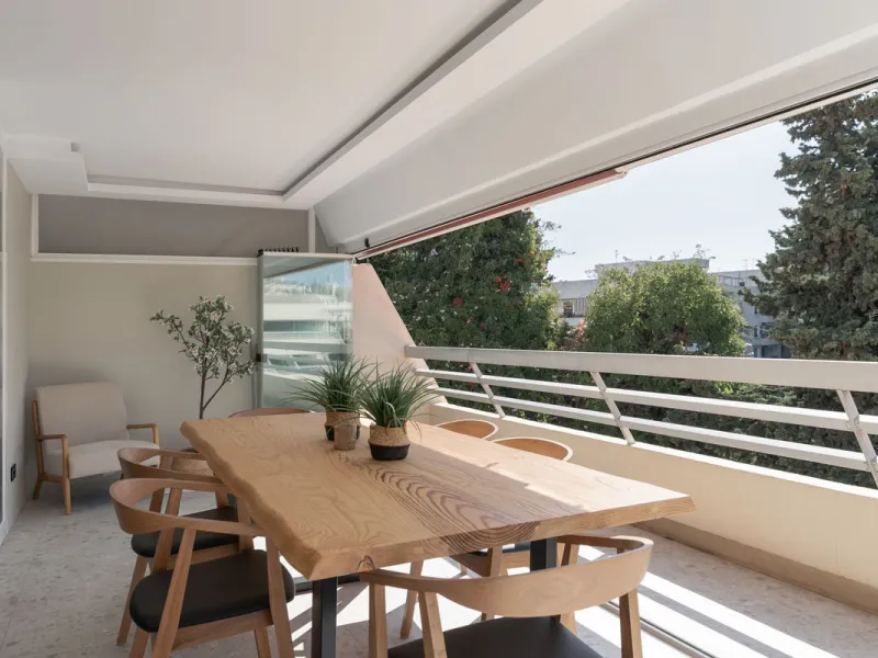 In the middle of Marbella's vibrant centre, just a few steps from the beach promenade, you'll find this stunning penthouse where calm and comfort take over the moment you step inside. This fully refurbished 3-bedroom penthouse blends contemporary style wi