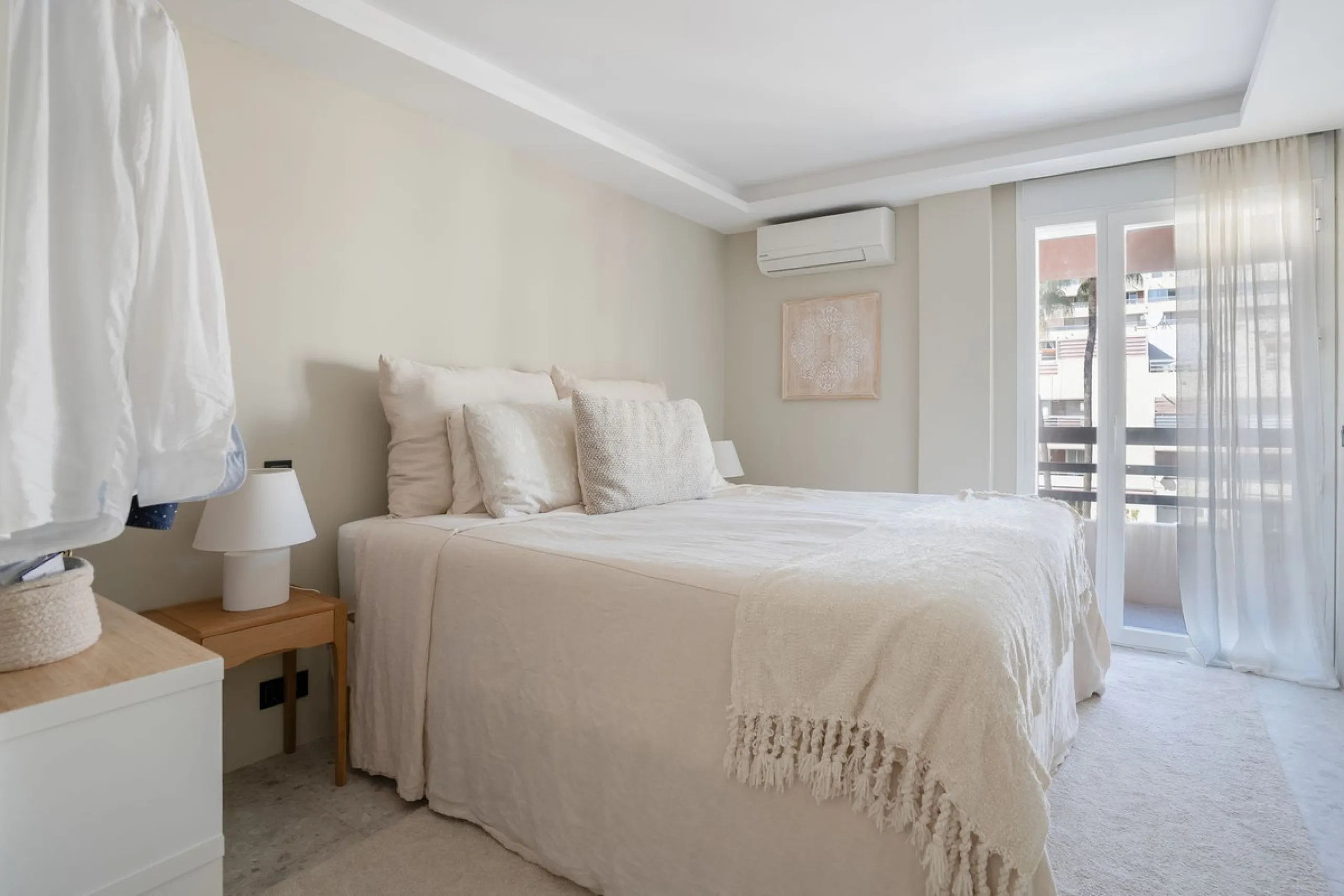 In the middle of Marbella's vibrant centre, just a few steps from the beach promenade, you'll find this stunning penthouse where calm and comfort take over the moment you step inside. This fully refurbished 3-bedroom penthouse blends contemporary style wi
