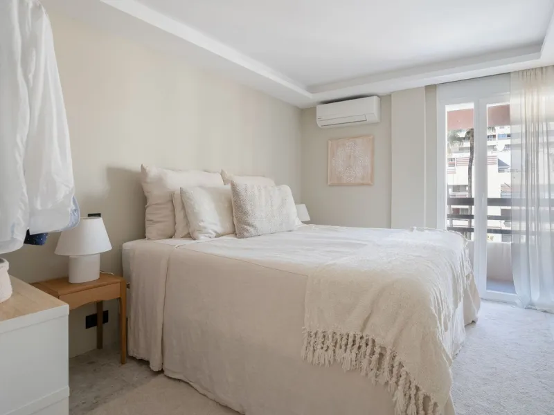 In the middle of Marbella's vibrant centre, just a few steps from the beach promenade, you'll find this stunning penthouse where calm and comfort take over the moment you step inside. This fully refurbished 3-bedroom penthouse blends contemporary style wi