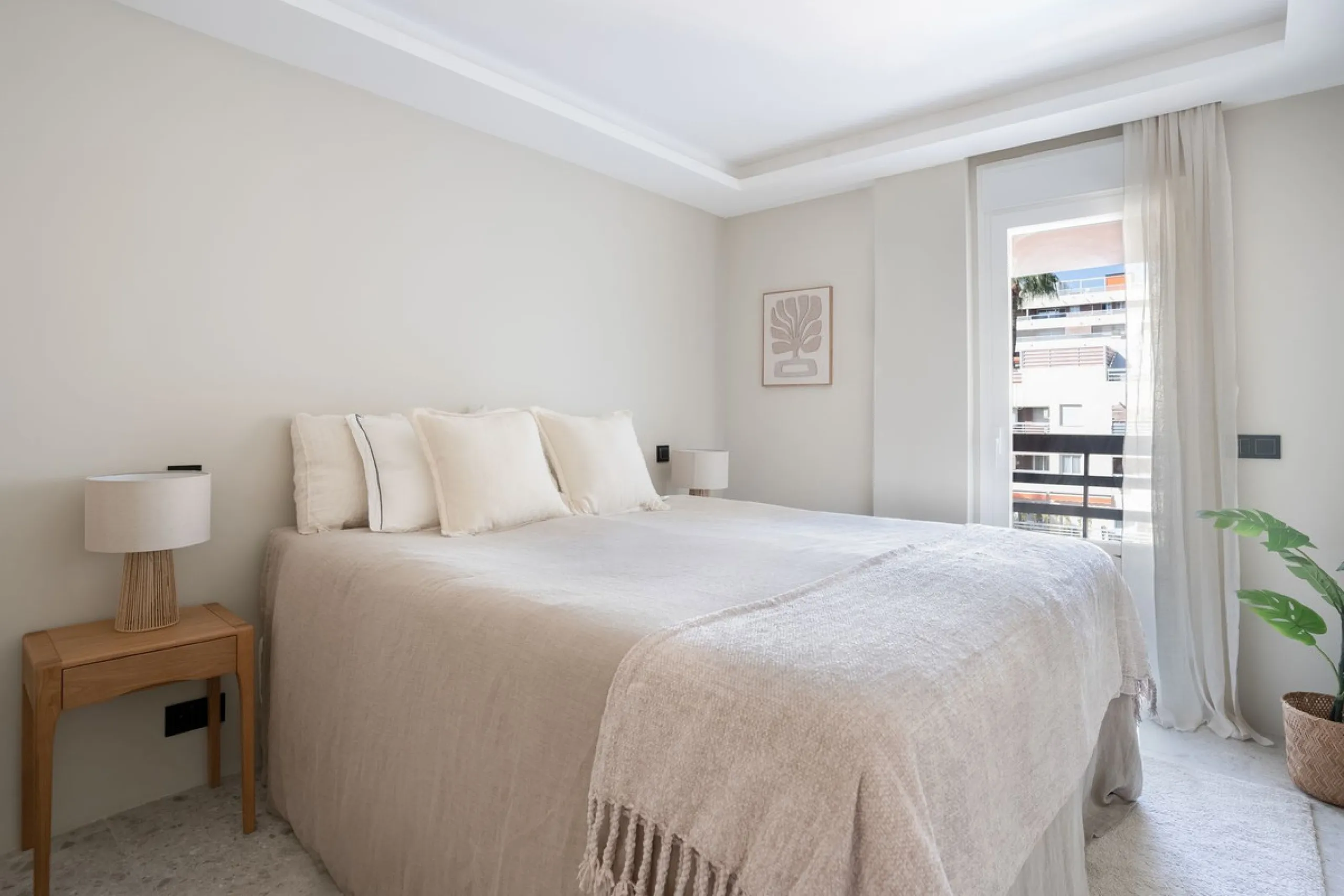 In the middle of Marbella's vibrant centre, just a few steps from the beach promenade, you'll find this stunning penthouse where calm and comfort take over the moment you step inside. This fully refurbished 3-bedroom penthouse blends contemporary style wi