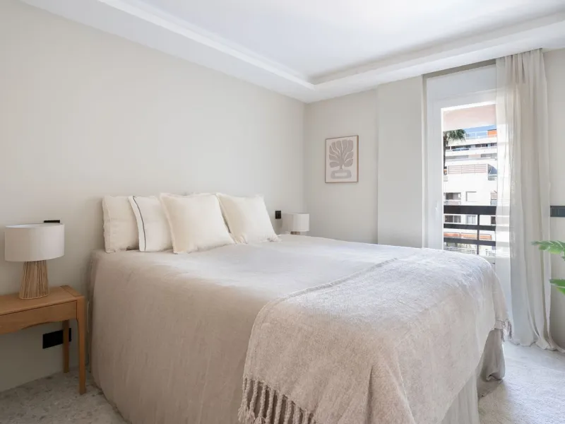 In the middle of Marbella's vibrant centre, just a few steps from the beach promenade, you'll find this stunning penthouse where calm and comfort take over the moment you step inside. This fully refurbished 3-bedroom penthouse blends contemporary style wi