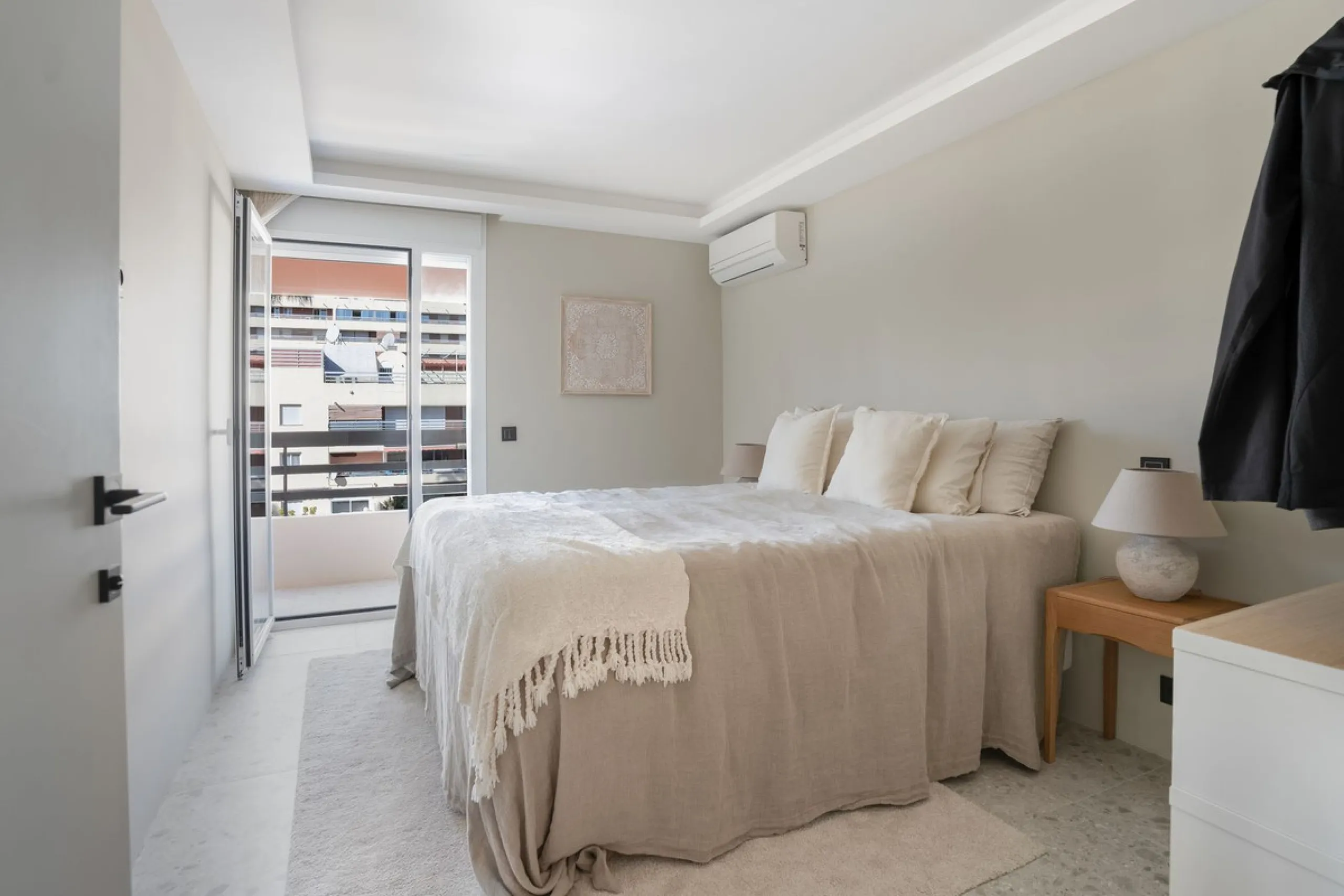 In the middle of Marbella's vibrant centre, just a few steps from the beach promenade, you'll find this stunning penthouse where calm and comfort take over the moment you step inside. This fully refurbished 3-bedroom penthouse blends contemporary style wi