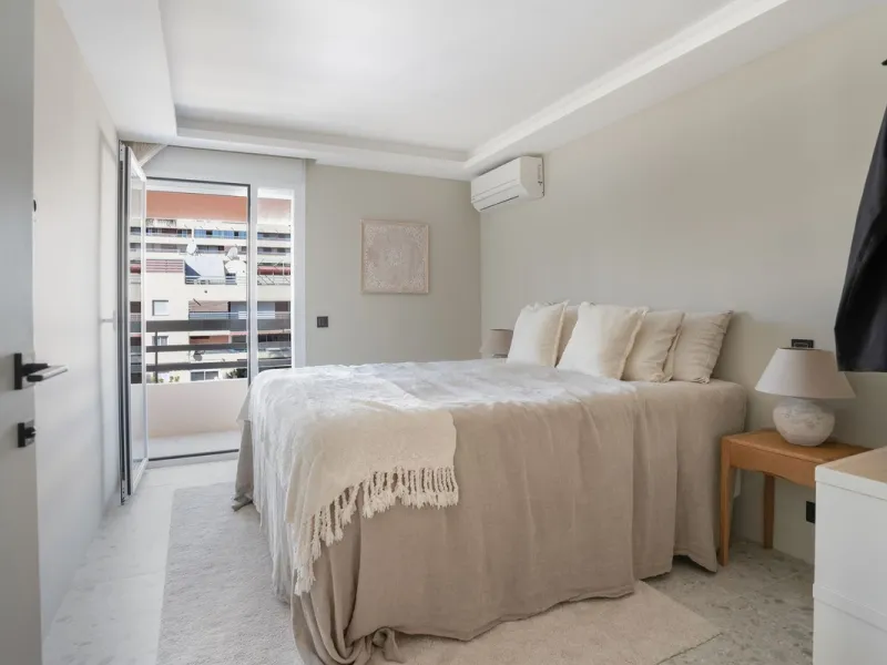 In the middle of Marbella's vibrant centre, just a few steps from the beach promenade, you'll find this stunning penthouse where calm and comfort take over the moment you step inside. This fully refurbished 3-bedroom penthouse blends contemporary style wi