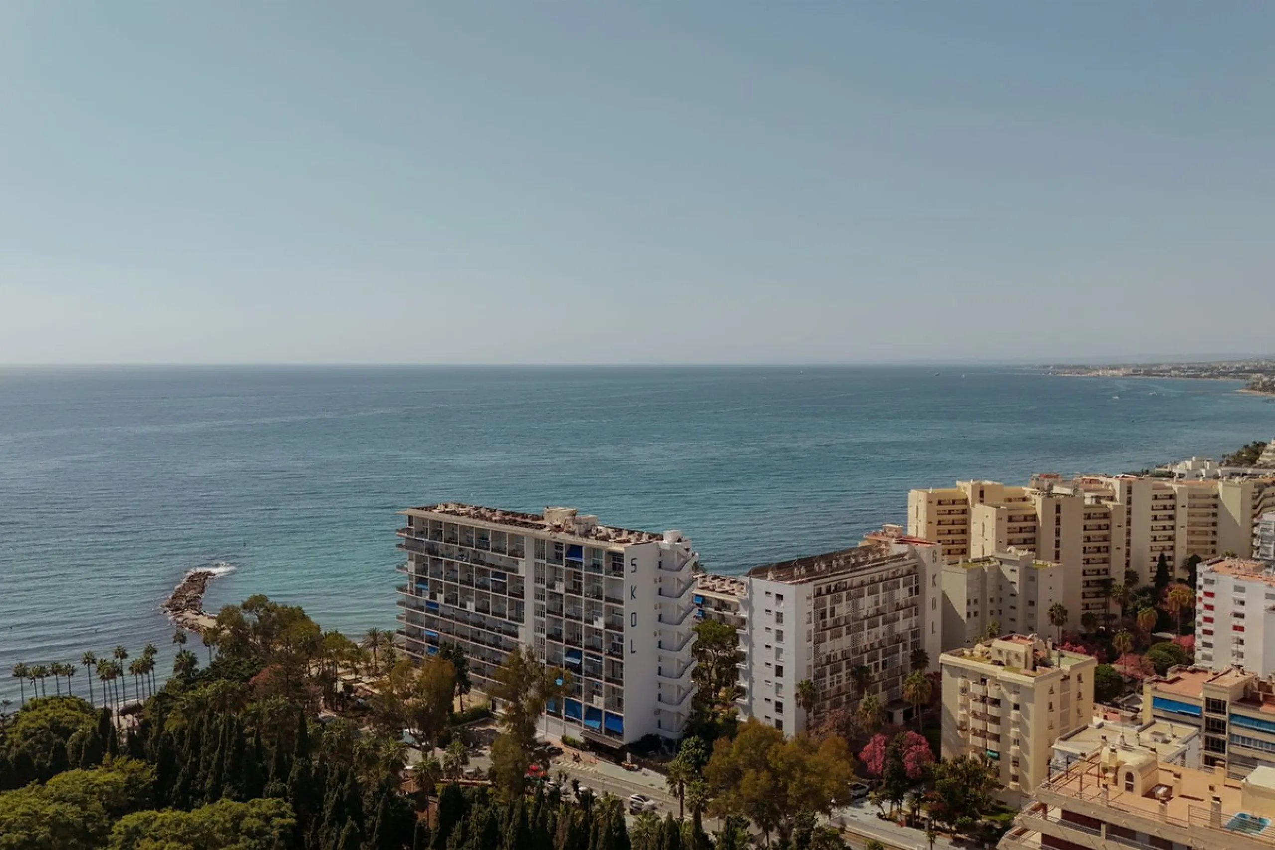 In the middle of Marbella's vibrant centre, just a few steps from the beach promenade, you'll find this stunning penthouse where calm and comfort take over the moment you step inside. This fully refurbished 3-bedroom penthouse blends contemporary style wi