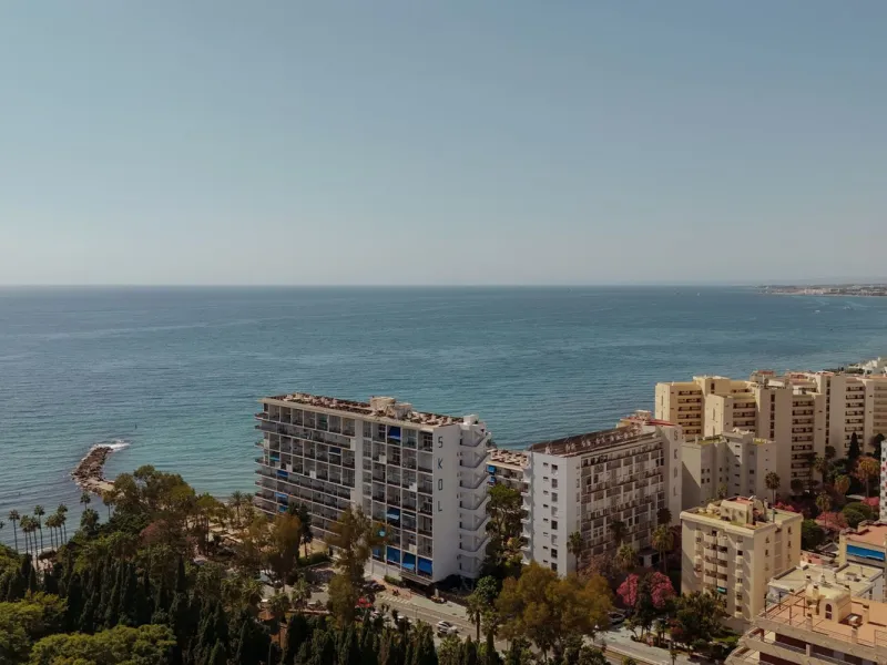 In the middle of Marbella's vibrant centre, just a few steps from the beach promenade, you'll find this stunning penthouse where calm and comfort take over the moment you step inside. This fully refurbished 3-bedroom penthouse blends contemporary style wi