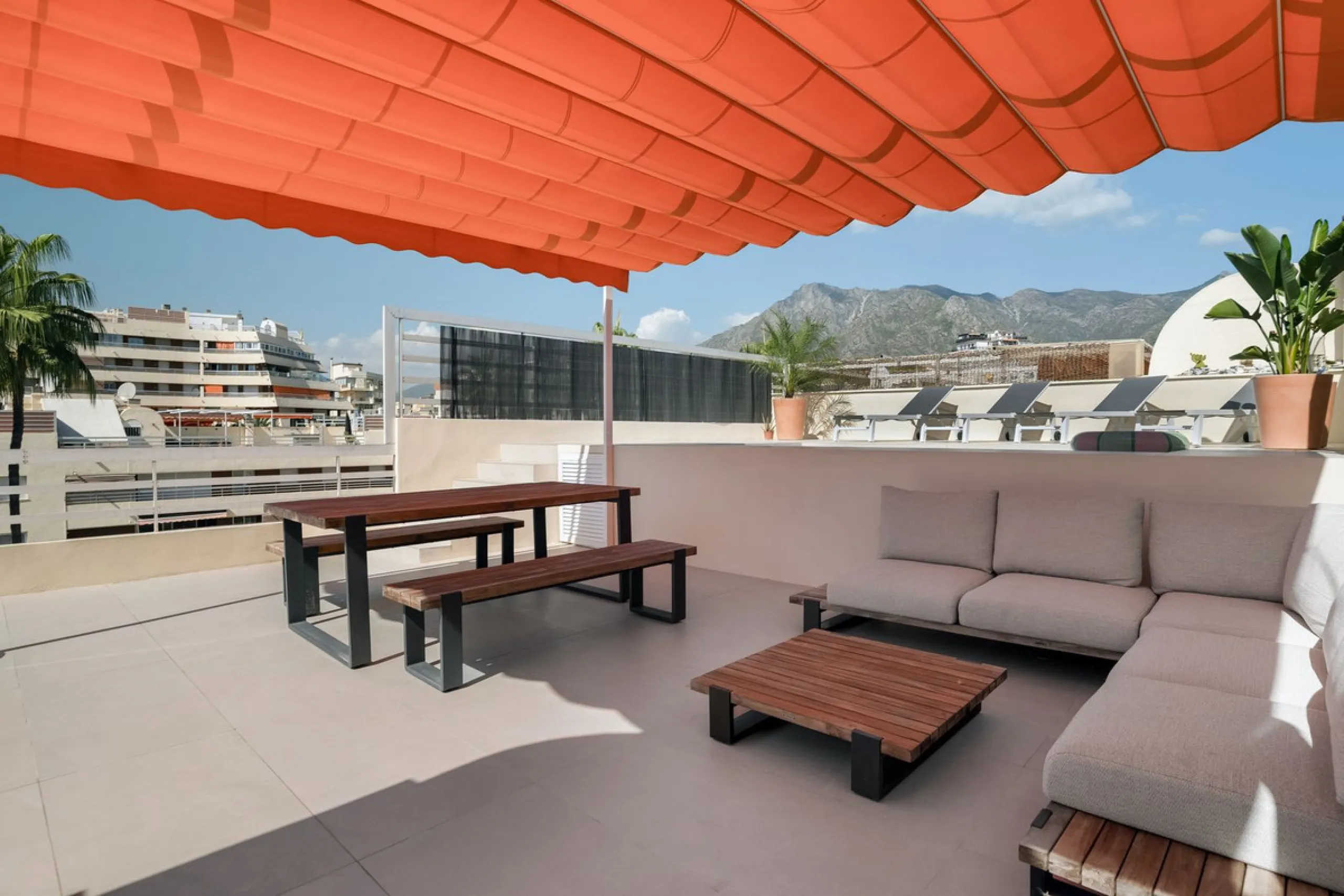 In the middle of Marbella's vibrant centre, just a few steps from the beach promenade, you'll find this stunning penthouse where calm and comfort take over the moment you step inside. This fully refurbished 3-bedroom penthouse blends contemporary style wi