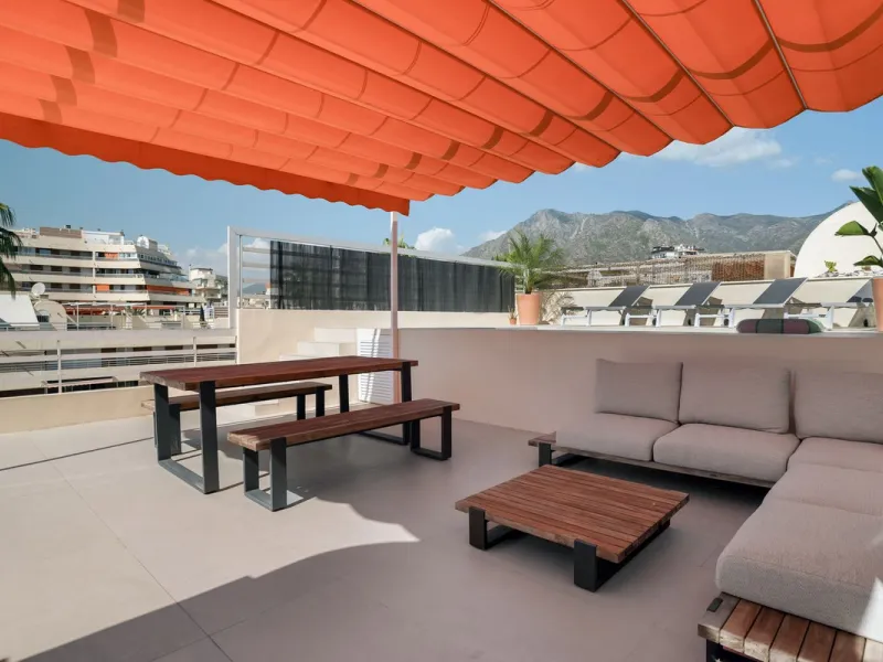 In the middle of Marbella's vibrant centre, just a few steps from the beach promenade, you'll find this stunning penthouse where calm and comfort take over the moment you step inside. This fully refurbished 3-bedroom penthouse blends contemporary style wi