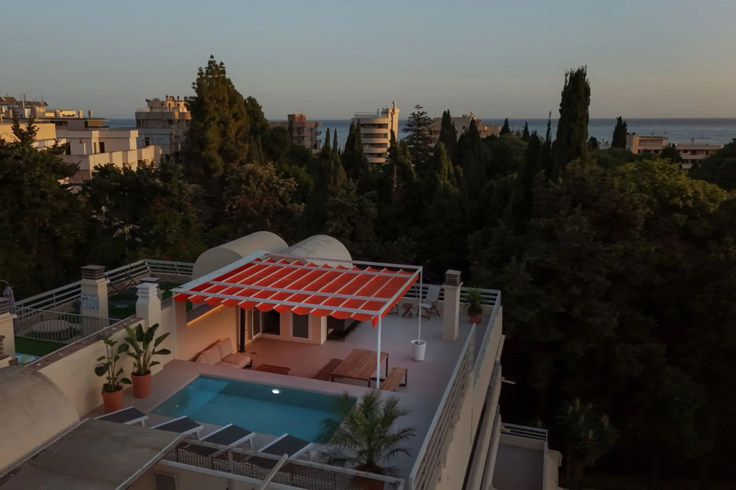 In the middle of Marbella's vibrant centre, just a few steps from the beach promenade, you'll find this stunning penthouse where calm and comfort take over the moment you step inside. This fully refurbished 3-bedroom penthouse blends contemporary style wi