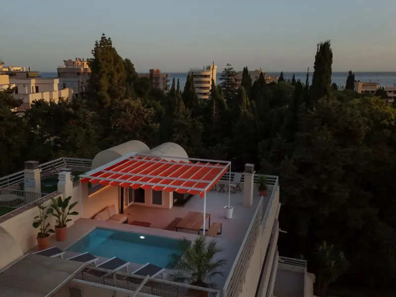 In the middle of Marbella's vibrant centre, just a few steps from the beach promenade, you'll find this stunning penthouse where calm and comfort take over the moment you step inside. This fully refurbished 3-bedroom penthouse blends contemporary style wi