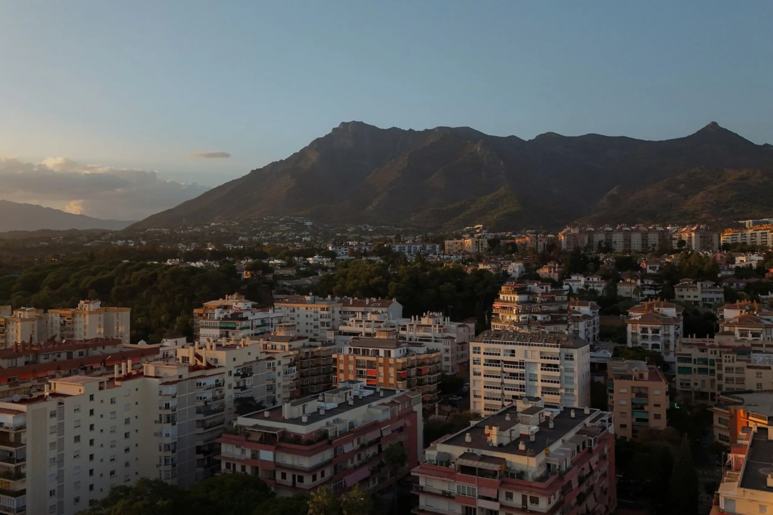 In the middle of Marbella's vibrant centre, just a few steps from the beach promenade, you'll find this stunning penthouse where calm and comfort take over the moment you step inside. This fully refurbished 3-bedroom penthouse blends contemporary style wi