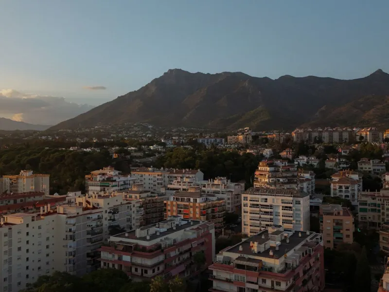 In the middle of Marbella's vibrant centre, just a few steps from the beach promenade, you'll find this stunning penthouse where calm and comfort take over the moment you step inside. This fully refurbished 3-bedroom penthouse blends contemporary style wi