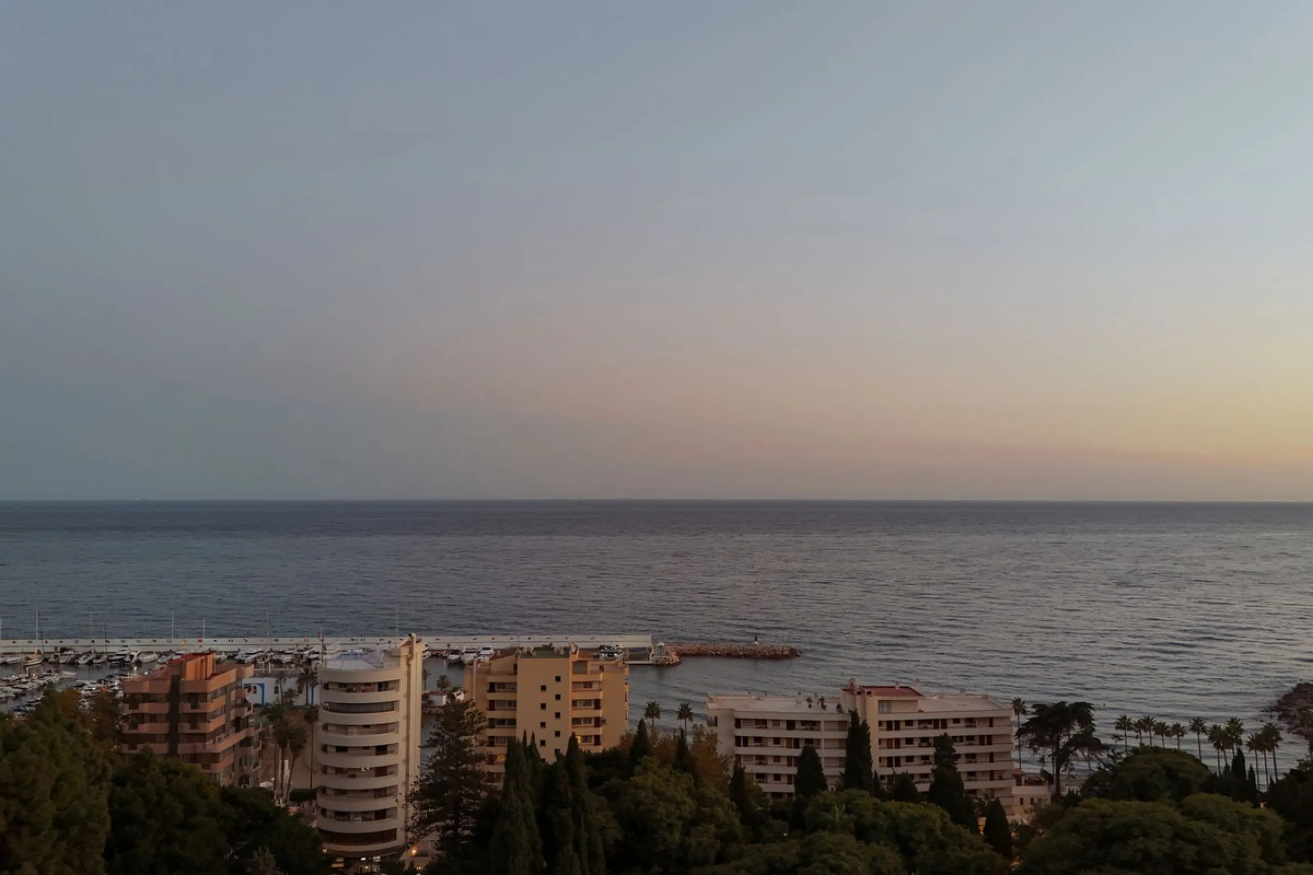 In the middle of Marbella's vibrant centre, just a few steps from the beach promenade, you'll find this stunning penthouse where calm and comfort take over the moment you step inside. This fully refurbished 3-bedroom penthouse blends contemporary style wi