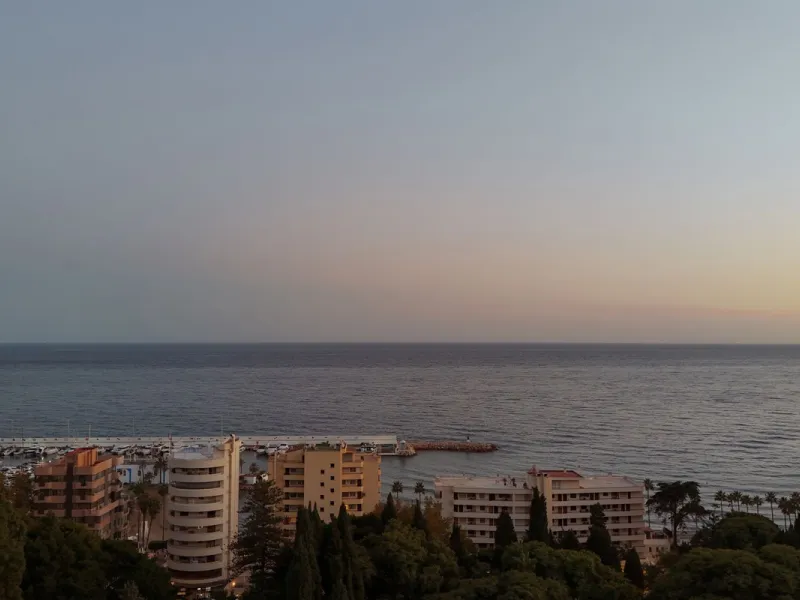 In the middle of Marbella's vibrant centre, just a few steps from the beach promenade, you'll find this stunning penthouse where calm and comfort take over the moment you step inside. This fully refurbished 3-bedroom penthouse blends contemporary style wi