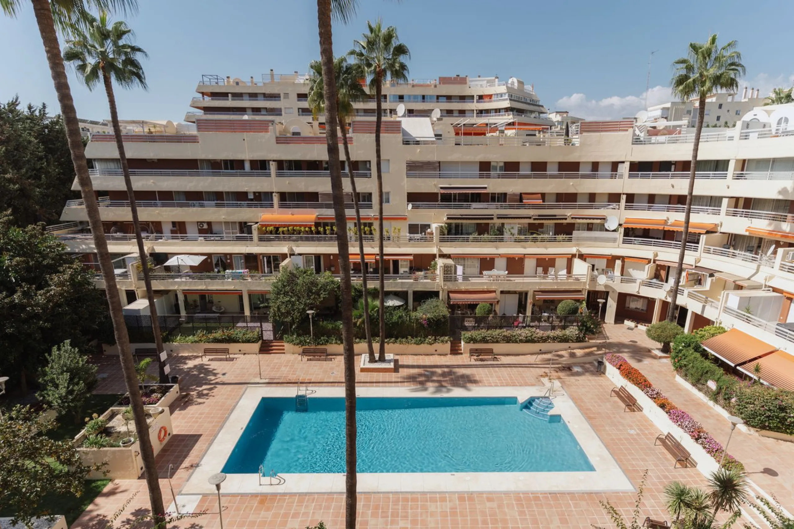 In the middle of Marbella's vibrant centre, just a few steps from the beach promenade, you'll find this stunning penthouse where calm and comfort take over the moment you step inside. This fully refurbished 3-bedroom penthouse blends contemporary style wi