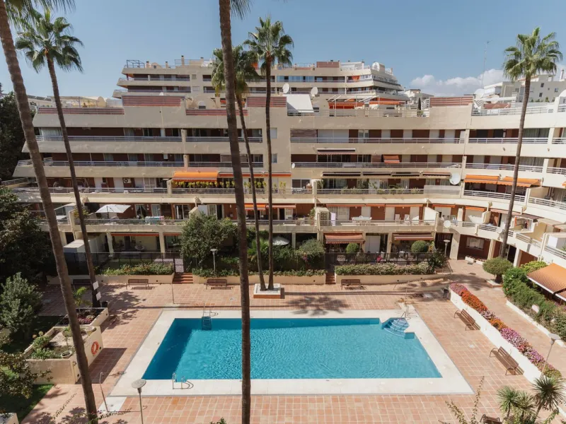 In the middle of Marbella's vibrant centre, just a few steps from the beach promenade, you'll find this stunning penthouse where calm and comfort take over the moment you step inside. This fully refurbished 3-bedroom penthouse blends contemporary style wi