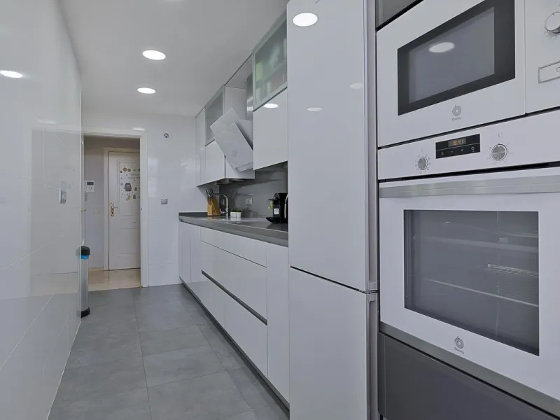 PANORAMIC SEA & GOLF VIEWS: Stunning fully reformed 2-bedroom apartment with a spacious terrace in the sought-after Las Adelfas, Torrequebrada.