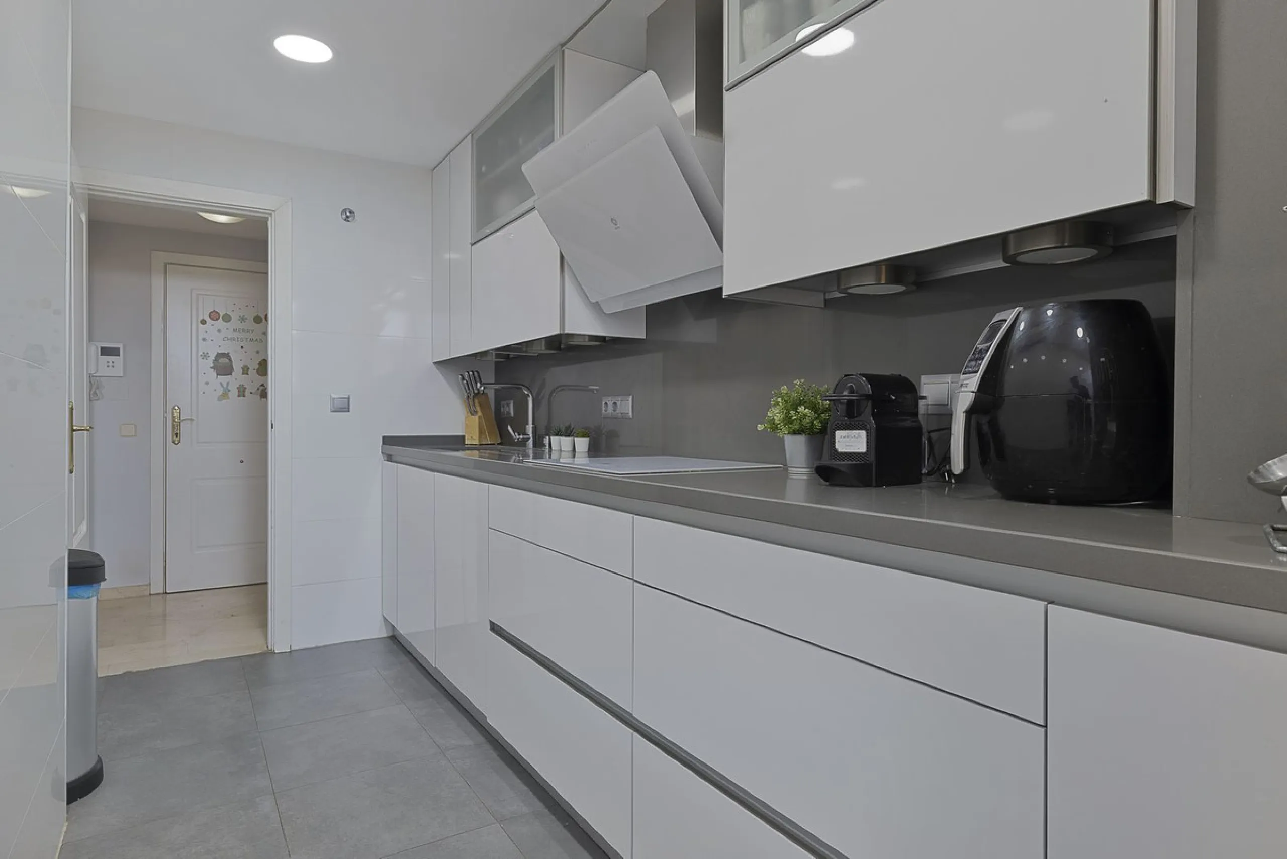 PANORAMIC SEA & GOLF VIEWS: Stunning fully reformed 2-bedroom apartment with a spacious terrace in the sought-after Las Adelfas, Torrequebrada.