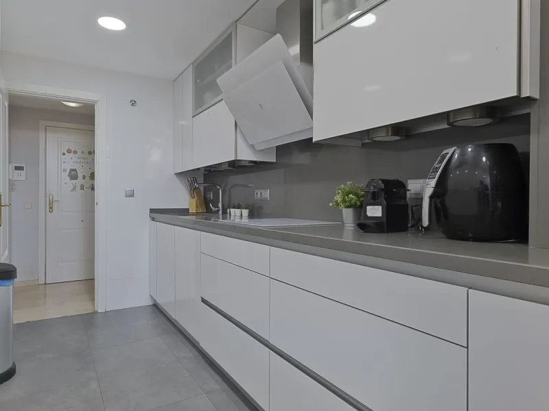 PANORAMIC SEA & GOLF VIEWS: Stunning fully reformed 2-bedroom apartment with a spacious terrace in the sought-after Las Adelfas, Torrequebrada.