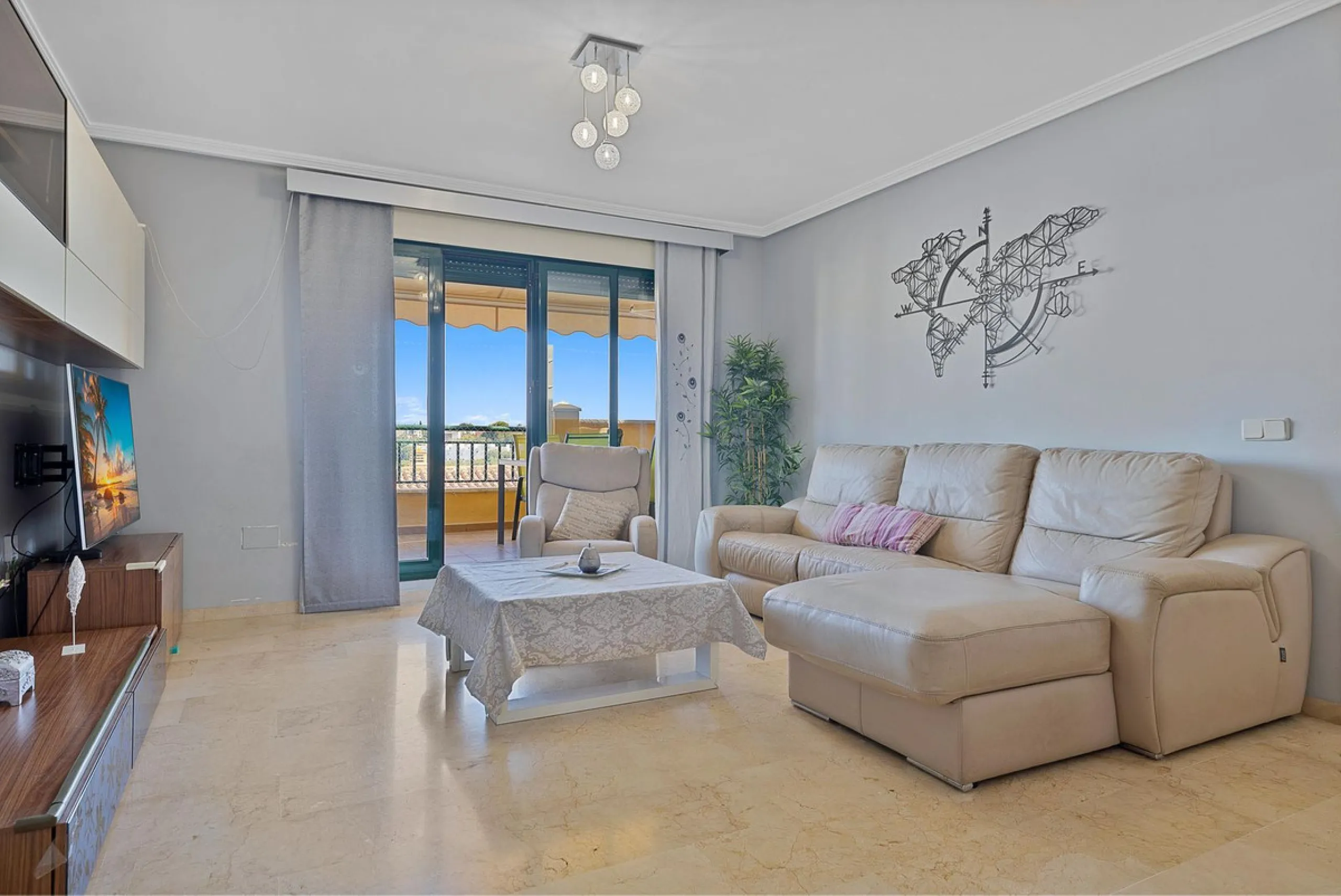 PANORAMIC SEA & GOLF VIEWS: Stunning fully reformed 2-bedroom apartment with a spacious terrace in the sought-after Las Adelfas, Torrequebrada.