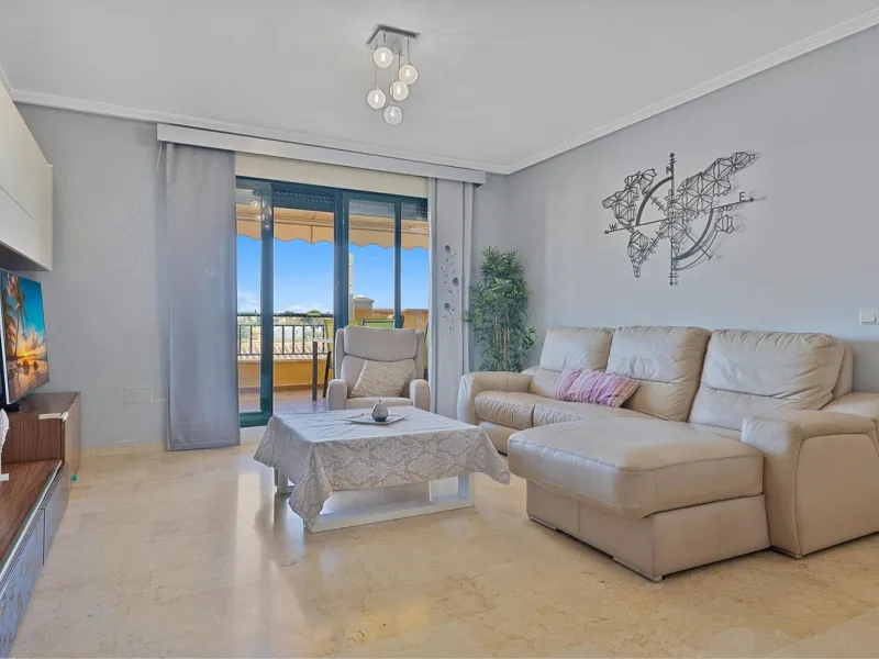 PANORAMIC SEA & GOLF VIEWS: Stunning fully reformed 2-bedroom apartment with a spacious terrace in the sought-after Las Adelfas, Torrequebrada.