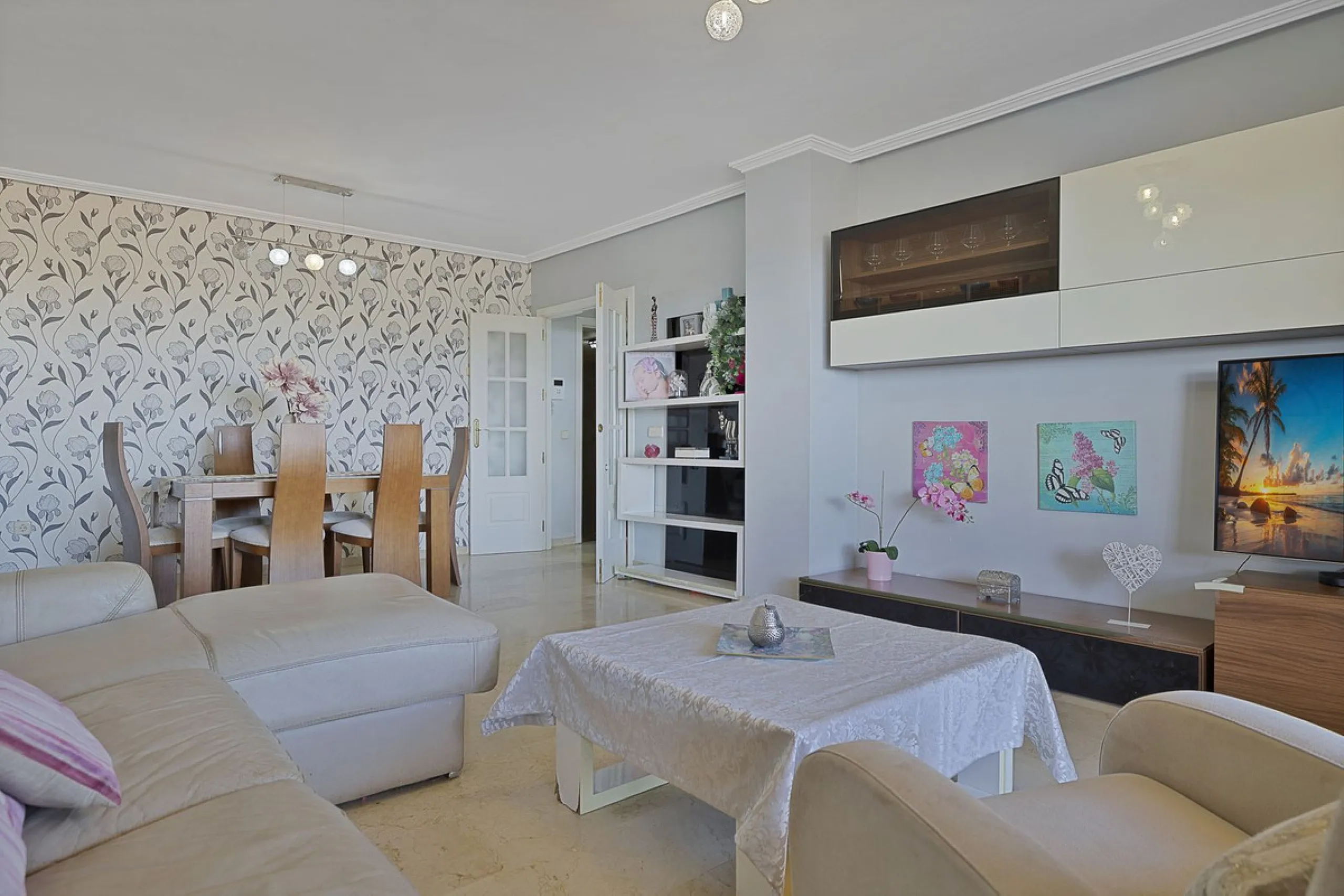 PANORAMIC SEA & GOLF VIEWS: Stunning fully reformed 2-bedroom apartment with a spacious terrace in the sought-after Las Adelfas, Torrequebrada.